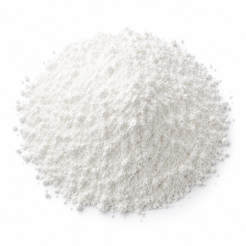 Ein Häufchen Cellulosepulver auf weißem Hintergrund.
